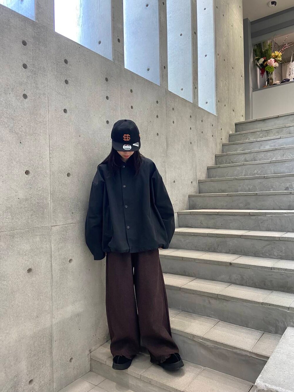 ブラウン系のその他パンツ、ブラック系のテーラードジャケット、ブラック系のキャップを着用したレディースの冬コーディネートの3枚目の写真