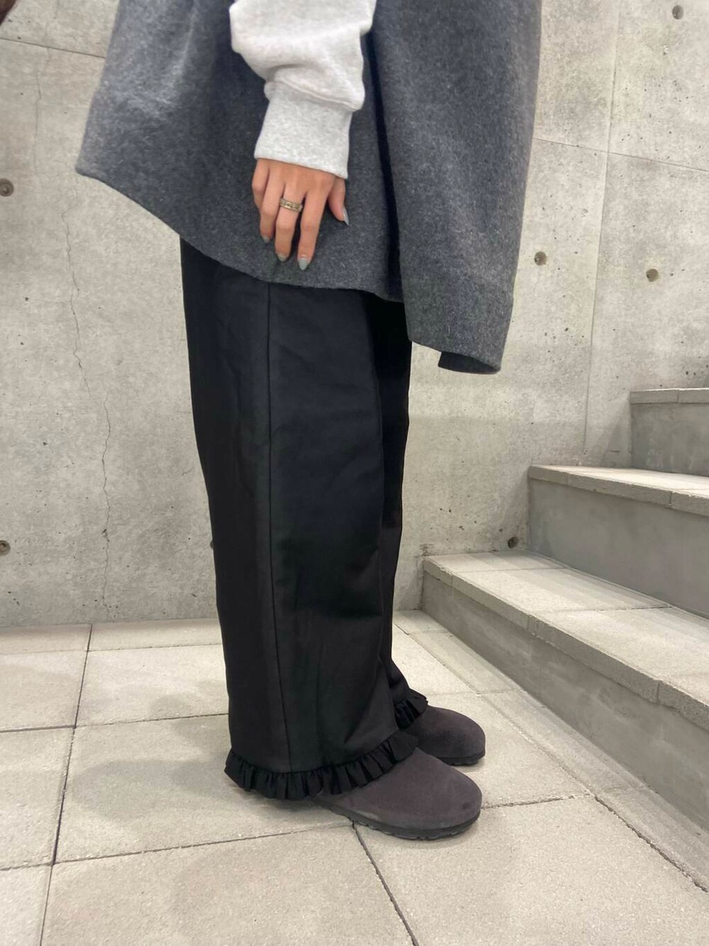 ブラック系のその他パンツ、グレー系のスウェット、グレー系のキャミソールを着用したレディースの秋コーディネートの7枚目の写真