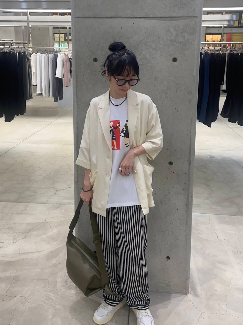 ホワイト系のTシャツ/カットソー、ホワイト系のその他アウター、ブラック系のメガネを着用したレディースの夏コーディネートの2枚目の写真