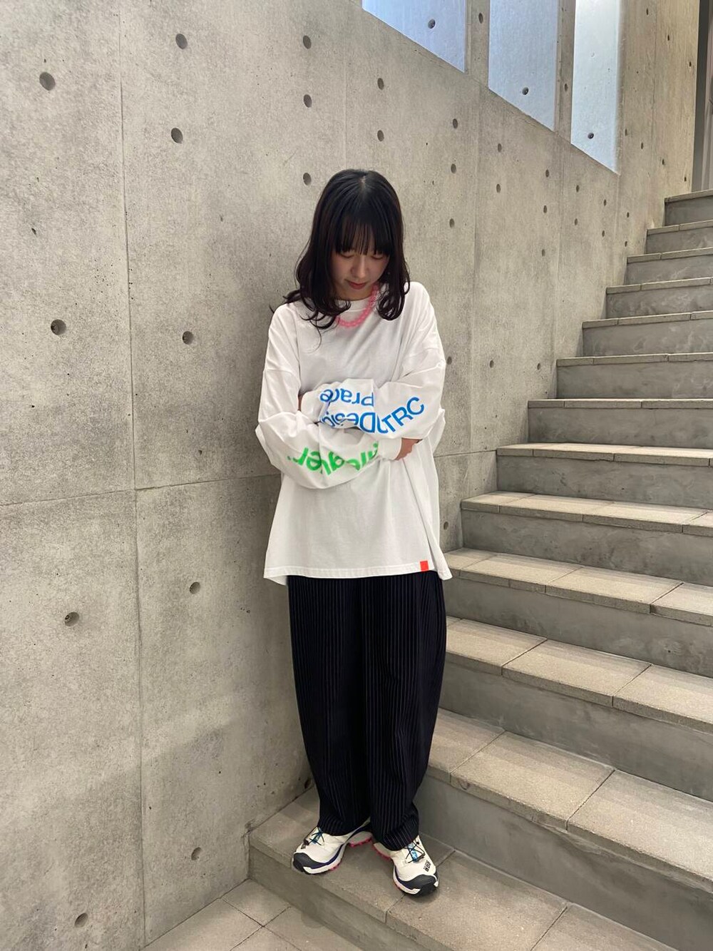 ブルー系のその他パンツを着用したレディースの冬コーディネートの4枚目の写真