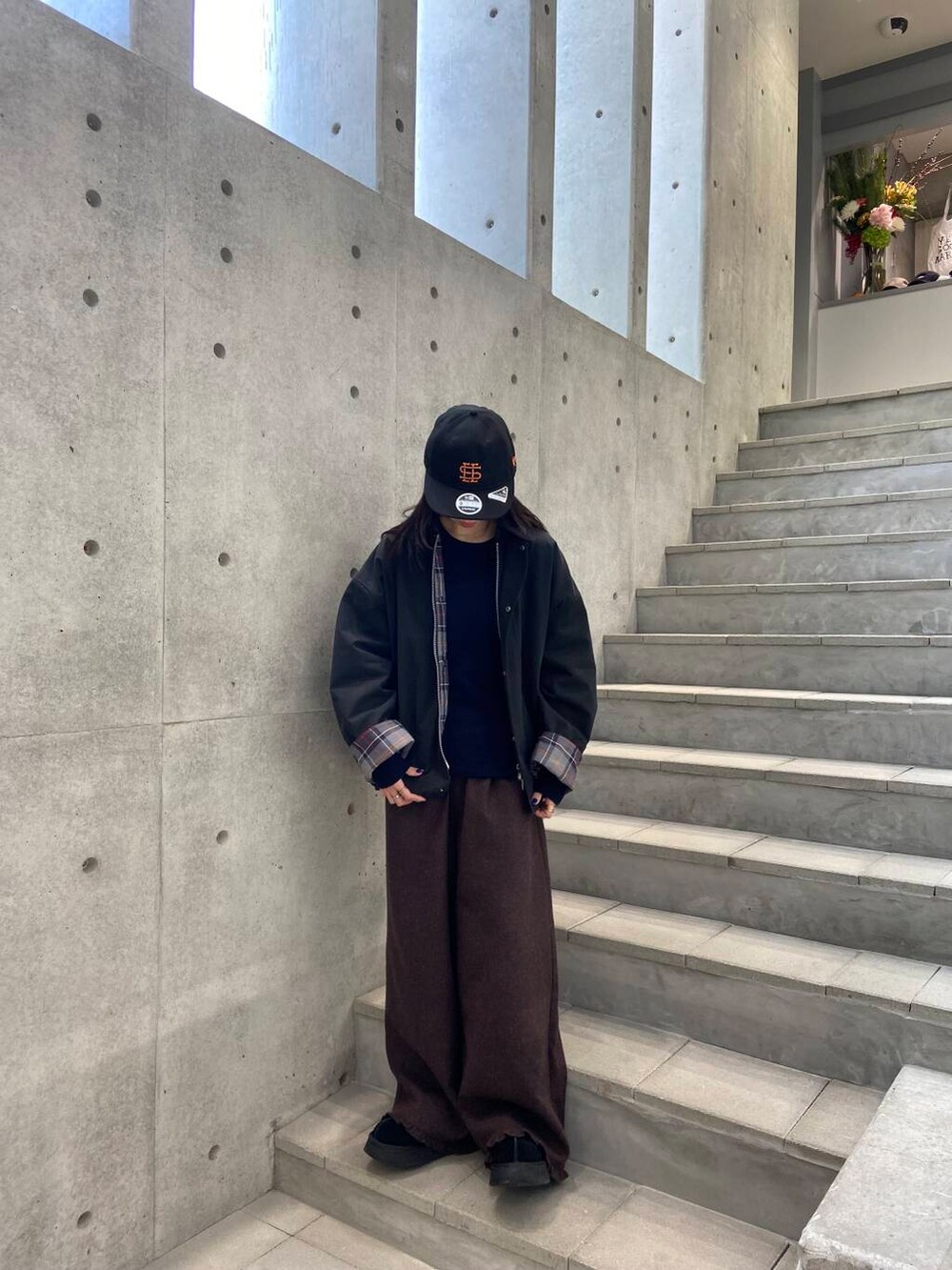 ブラウン系のその他パンツ、ブラック系のテーラードジャケット、ブラック系のキャップを着用したレディースの冬コーディネートの2枚目の写真