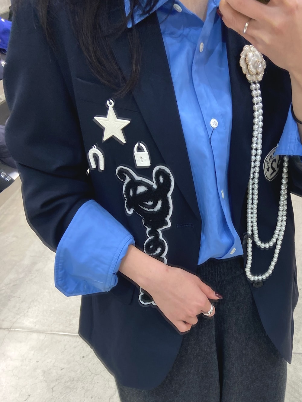 ブルー系のシャツ/ブラウス、ブルー系のテーラードジャケット、グレー系のその他パンツを着用したレディースの冬コーディネートの2枚目の写真