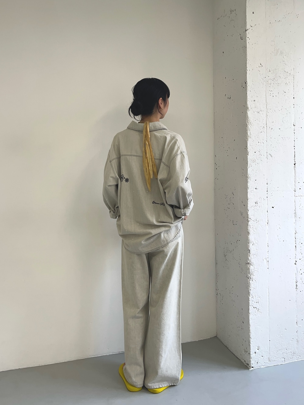 グレー系のその他パンツ、イエロー系のサンダル、グレー系のシャツ/ブラウスを着用したレディースの夏コーディネートの3枚目の写真