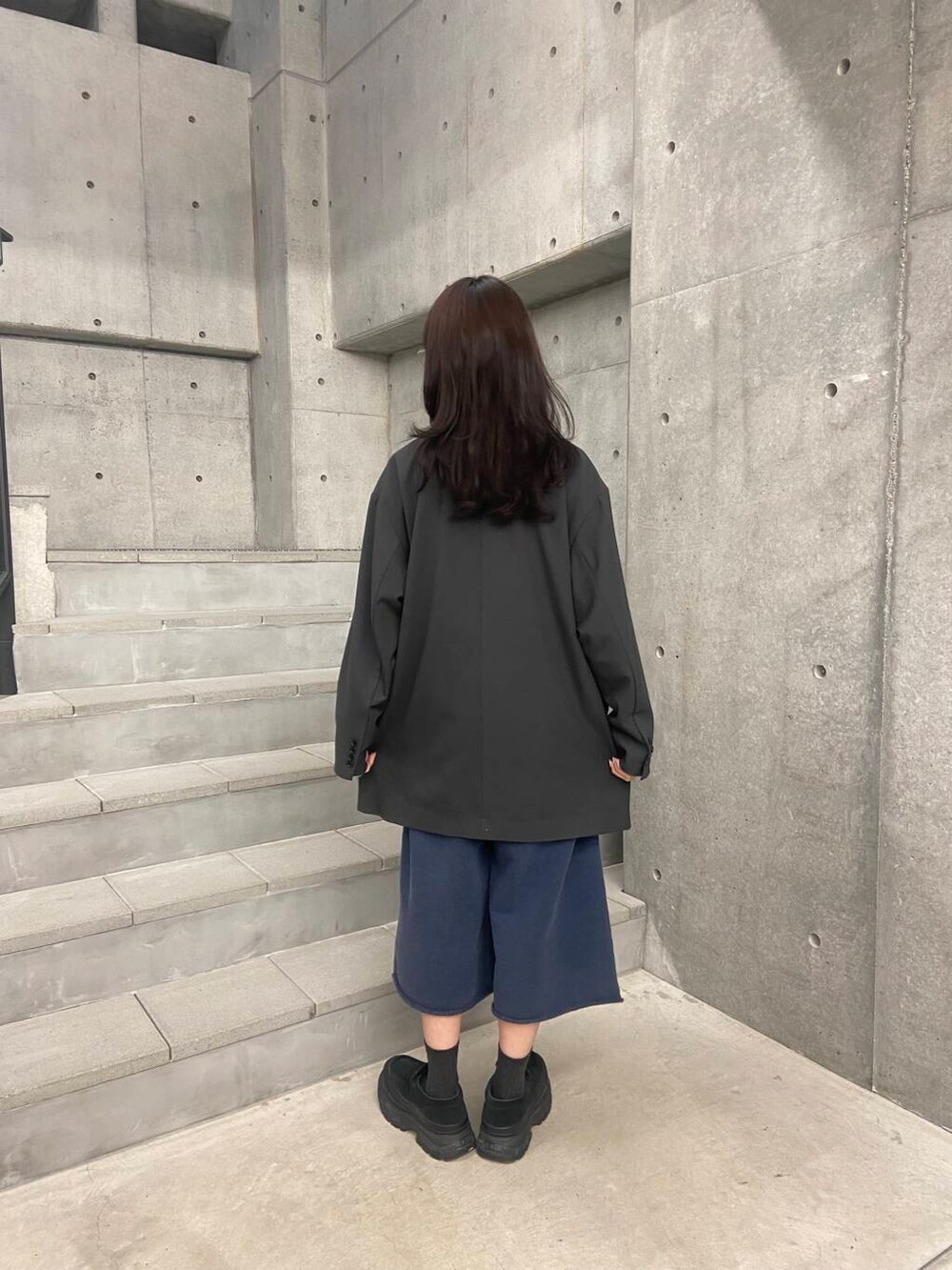 グレー系のその他アウター、ブルー系のその他パンツを着用したレディースの秋コーディネートの3枚目の写真