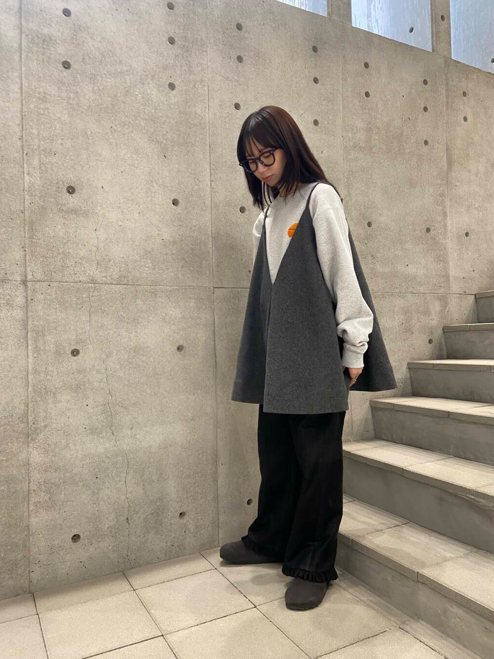 ブラック系のその他パンツ、グレー系のスウェット、グレー系のキャミソールを着用したレディースの秋コーディネートの3枚目の写真