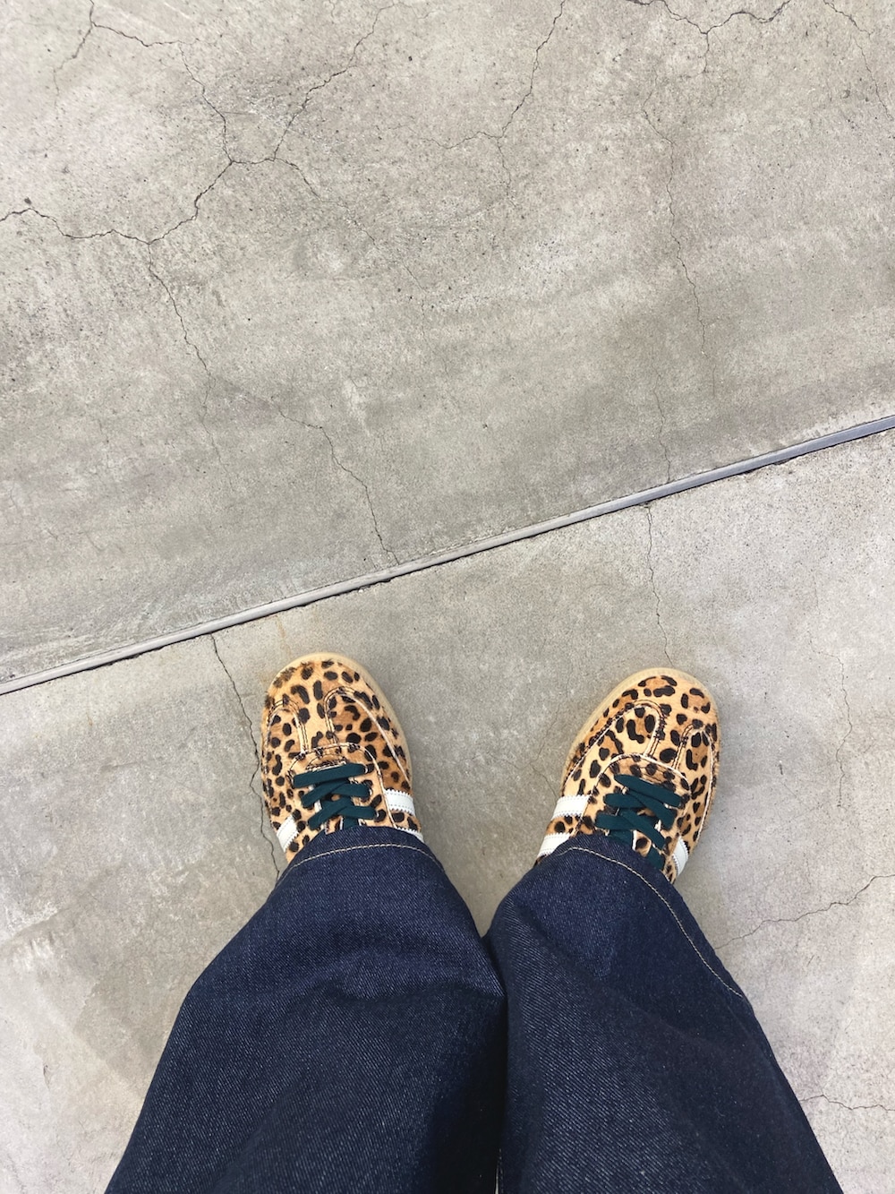 ブルー系のデニムパンツ、ベージュ系のスニーカーを着用したレディースの冬コーディネートの5枚目の写真