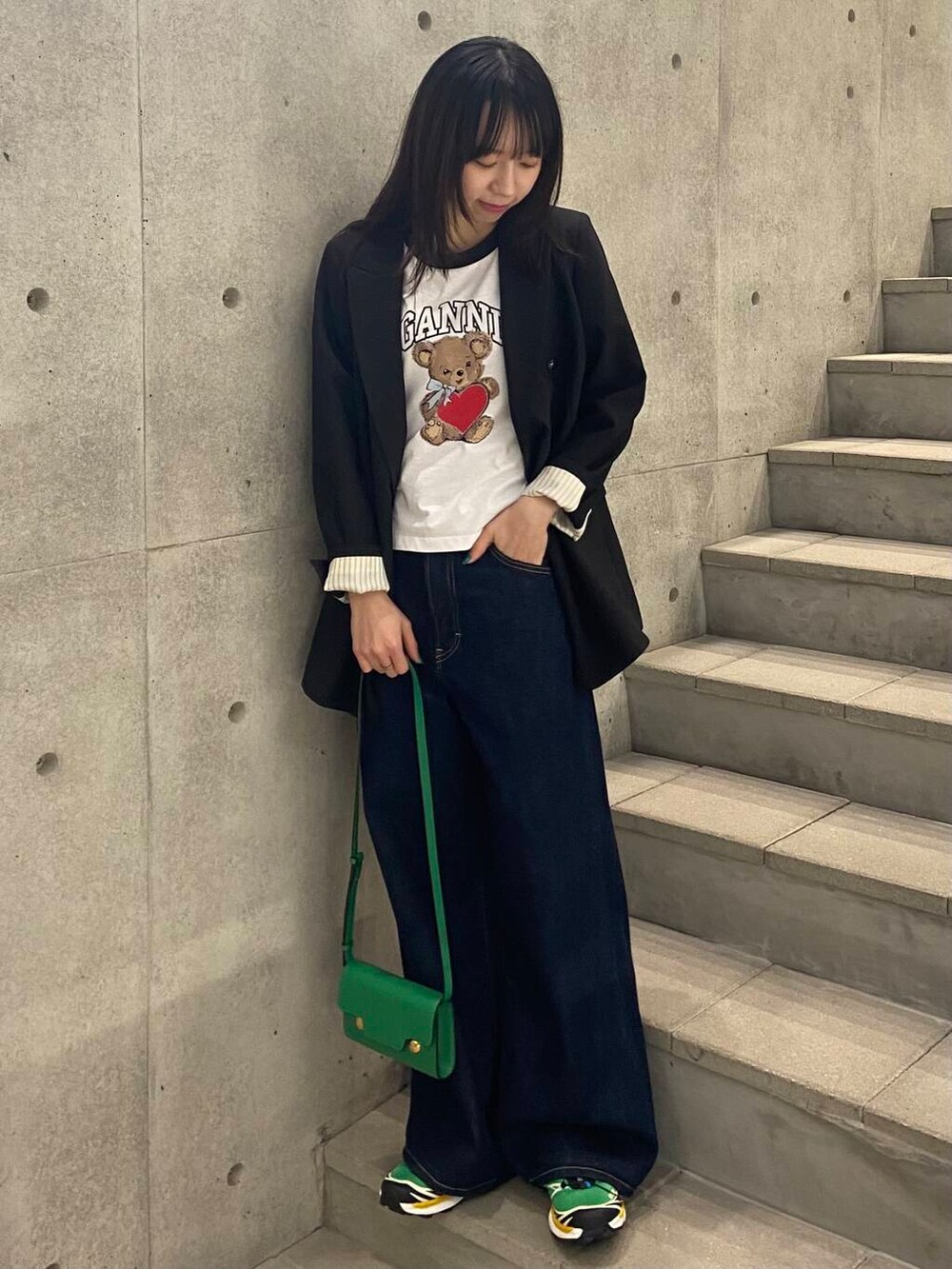 ブラック系のその他アウター、ブルー系のデニムパンツ、ホワイト系のTシャツ/カットソーを着用したレディースの春コーディネートの2枚目の写真