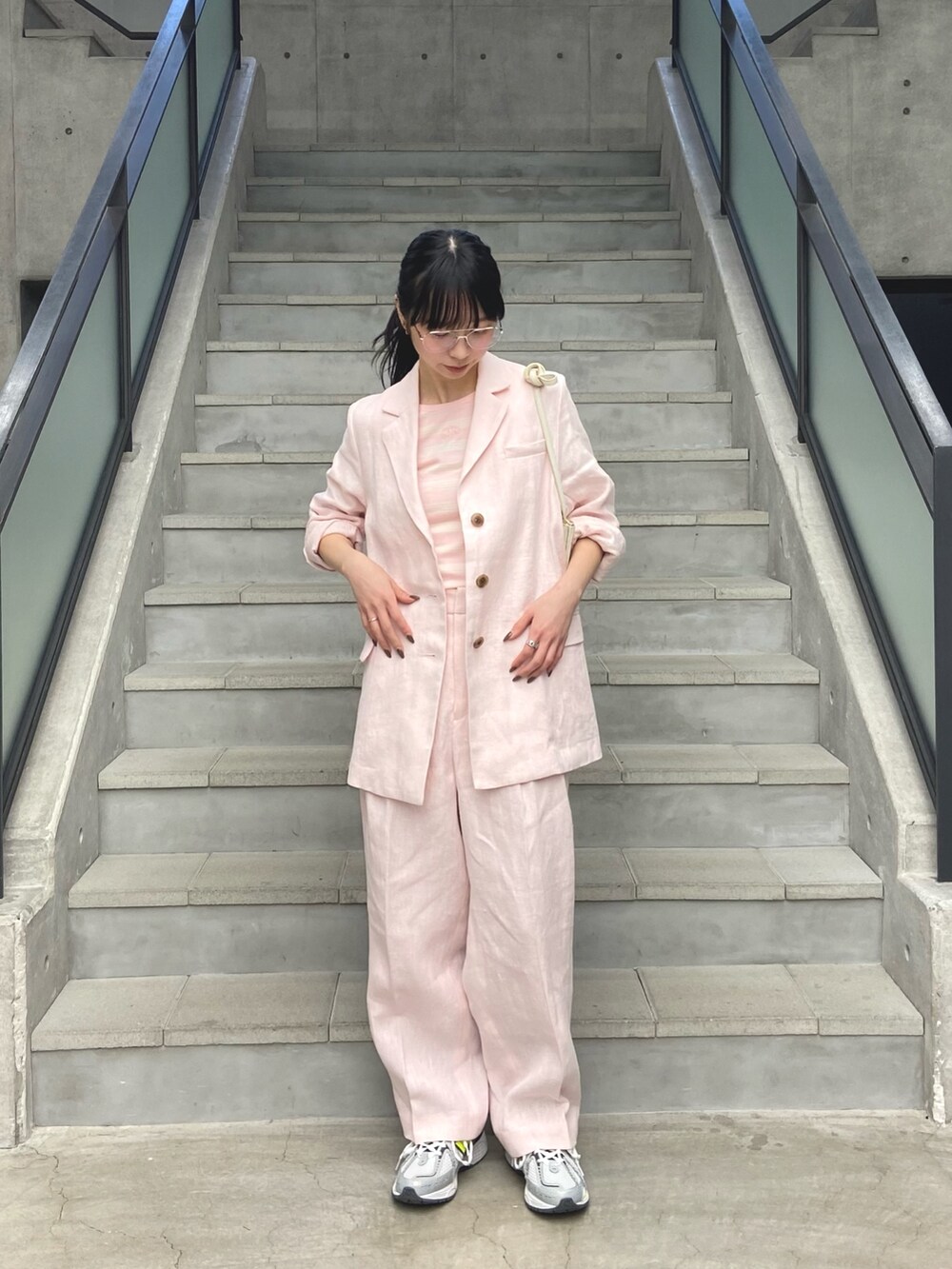 ピンク系のその他アウター、ピンク系のその他パンツ、ピンク系のタンクトップを着用したレディースの春コーディネートの2枚目の写真