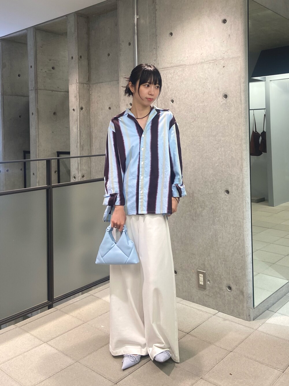 ホワイト系のその他パンツ、ブルー系のハンドバッグ、ブルー系のパンプスを着用したレディースの夏コーディネートの2枚目の写真