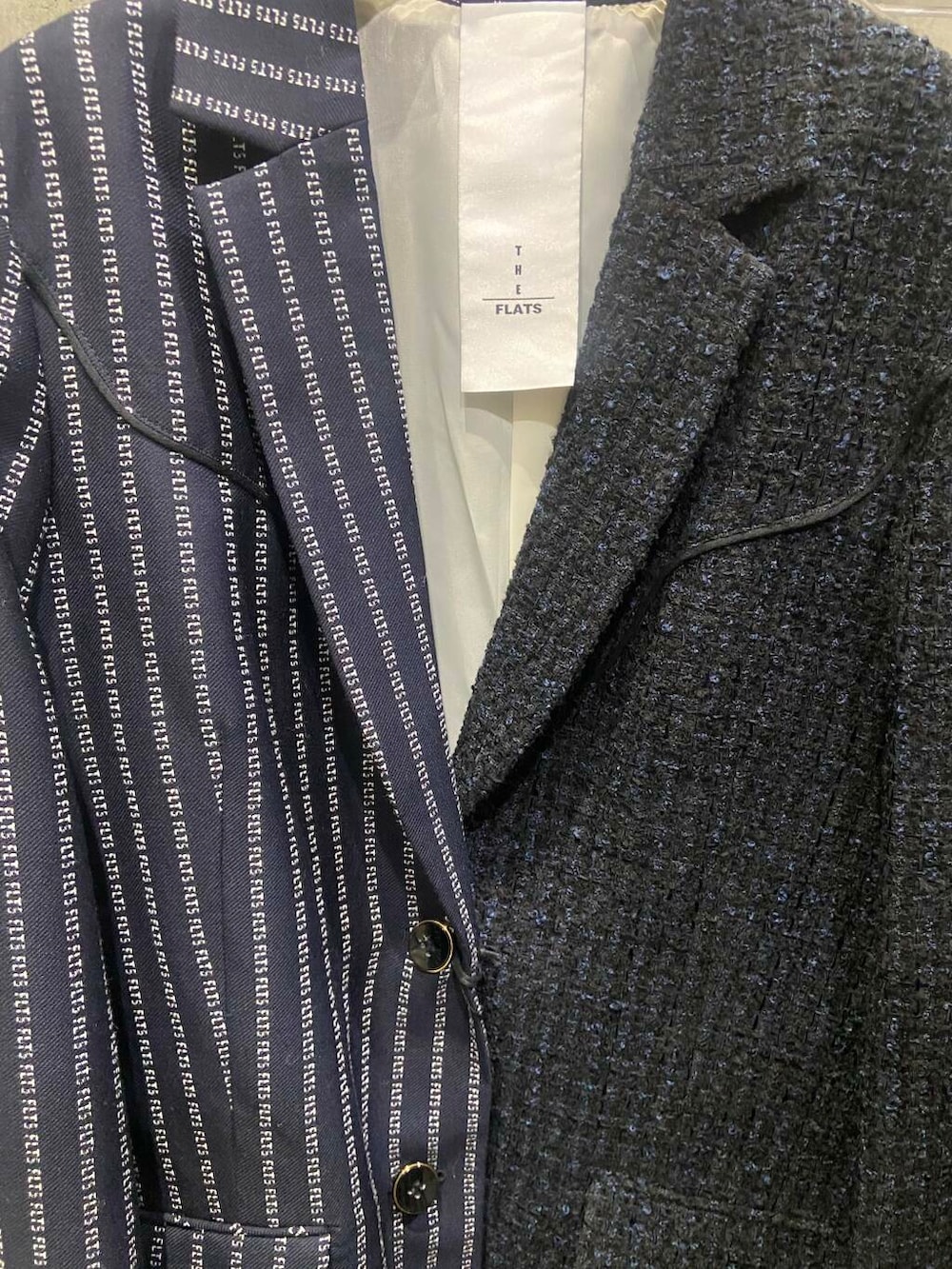 ブラック系のハンドバッグ、ホワイト系のTシャツ/カットソー、グレー系のテーラードジャケットを着用したレディースの秋コーディネートの8枚目の写真