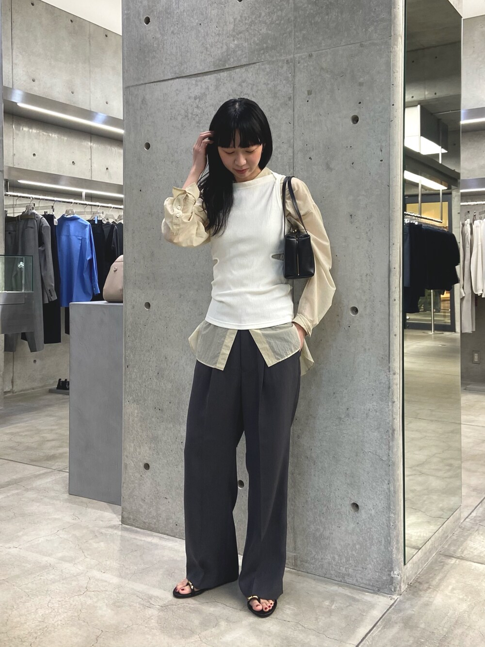 ホワイト系のタンクトップ、ベージュ系のシャツ/ブラウス、グレー系のその他パンツを着用したレディースの春コーディネートの4枚目の写真