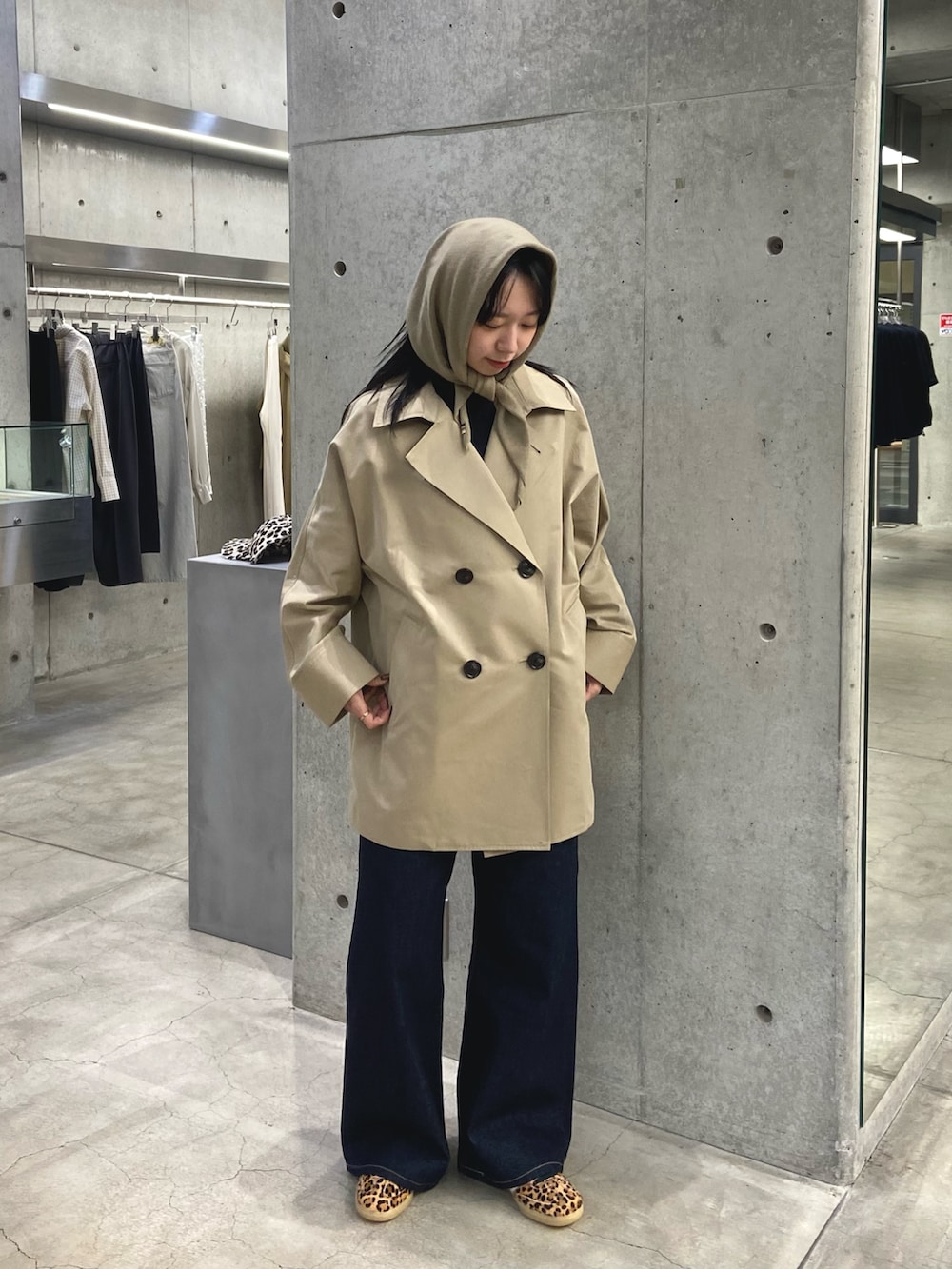 ブルー系のデニムパンツ、ベージュ系のスニーカーを着用したレディースの冬コーディネートの4枚目の写真