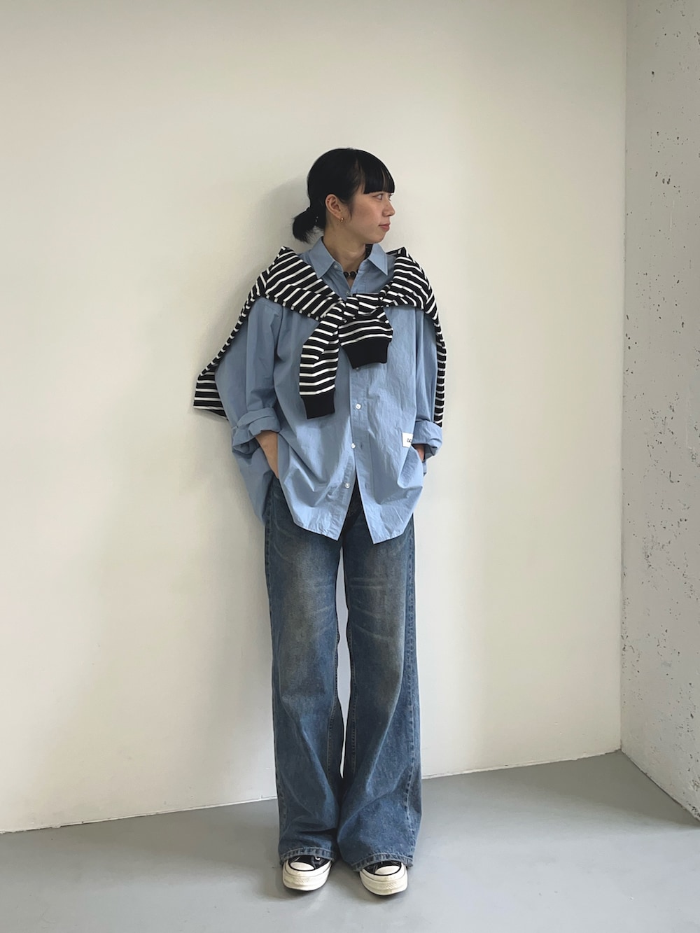 ブラック系のTシャツ/カットソー、ブルー系のシャツ/ブラウス、ブラック系のスニーカーを着用したレディースの夏コーディネートの2枚目の写真