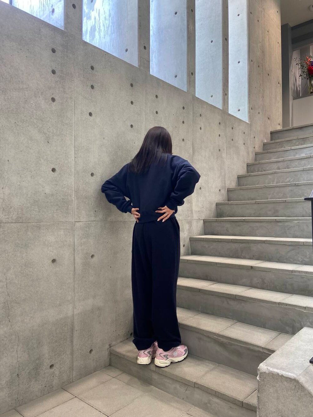 ブルー系のシャツ/ブラウス、ピンク系のスニーカー、ブルー系のスウェットを着用したレディースの冬コーディネートの3枚目の写真