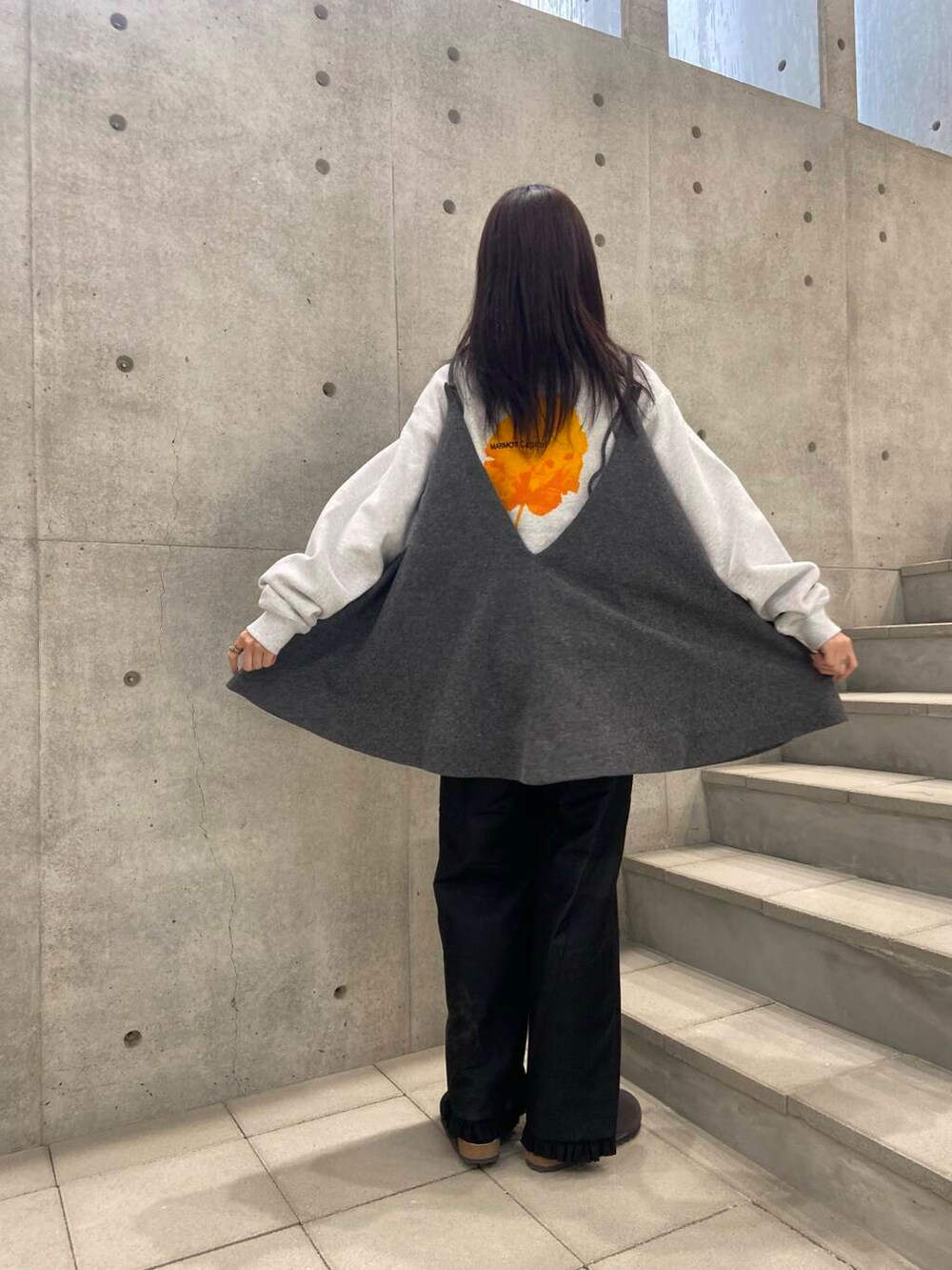 ブラック系のその他パンツ、グレー系のスウェット、グレー系のキャミソールを着用したレディースの秋コーディネートの5枚目の写真