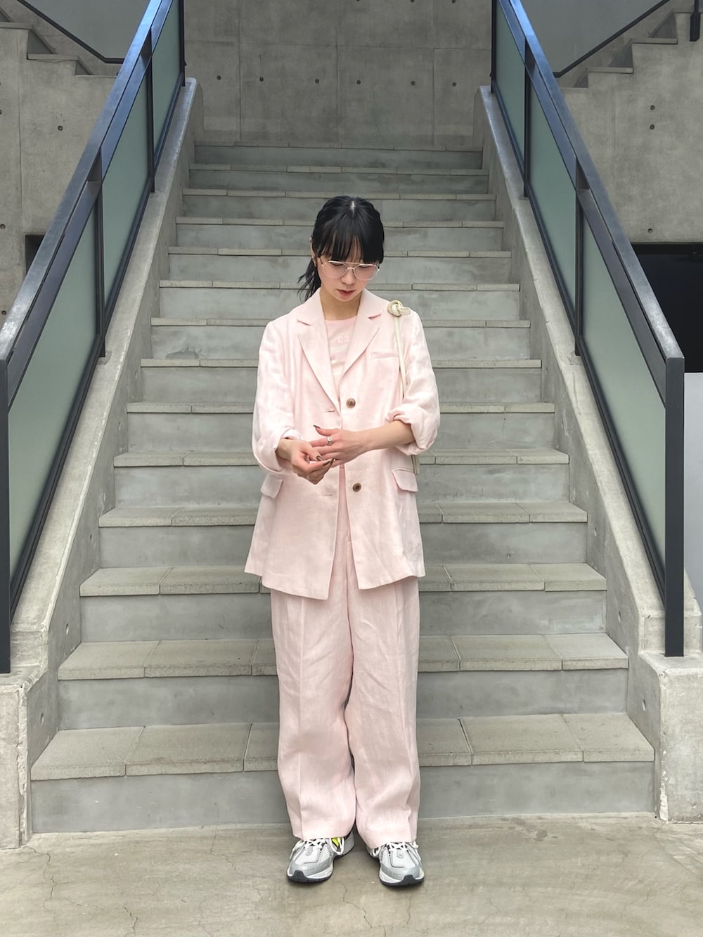 ピンク系のその他アウター、ピンク系のその他パンツ、ピンク系のタンクトップを着用したレディースの春コーディネートの5枚目の写真