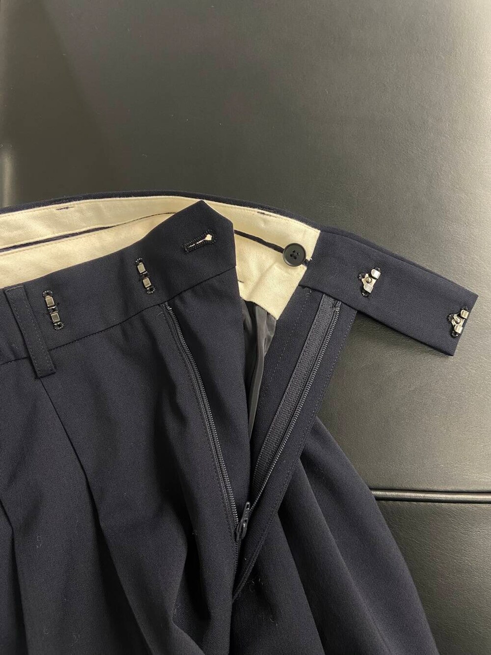 ブルー系のその他パンツ、グレー系のスニーカー、グレー系のニット/セーターを着用したレディースの冬コーディネートの5枚目の写真