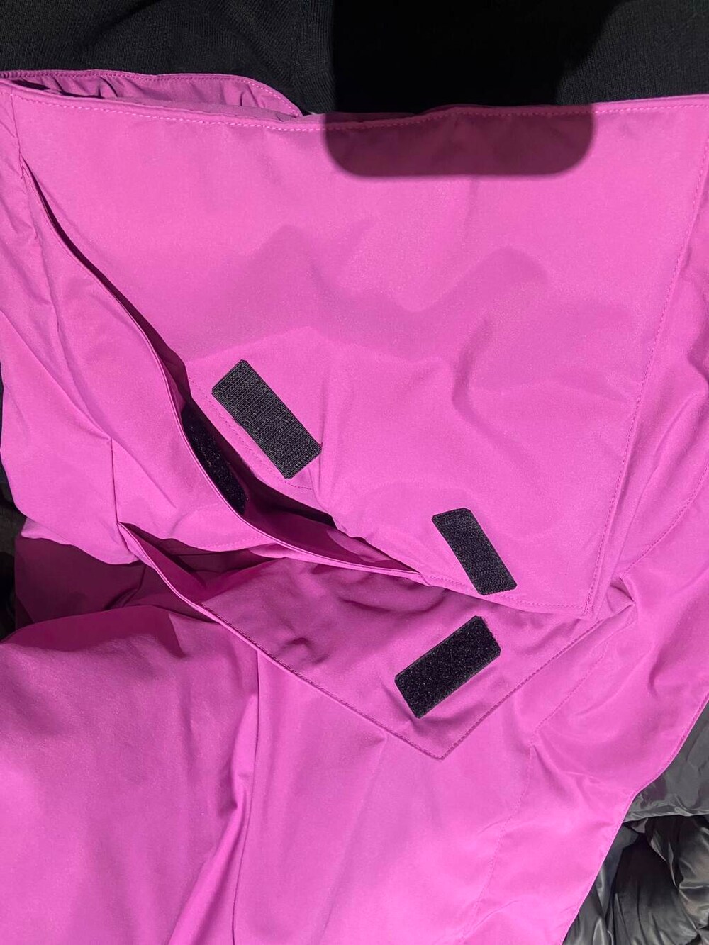 グレー系のサンダル、ピンク系のその他アウター、ブラック系のスウェットパンツを着用したレディースの冬コーディネートの8枚目の写真