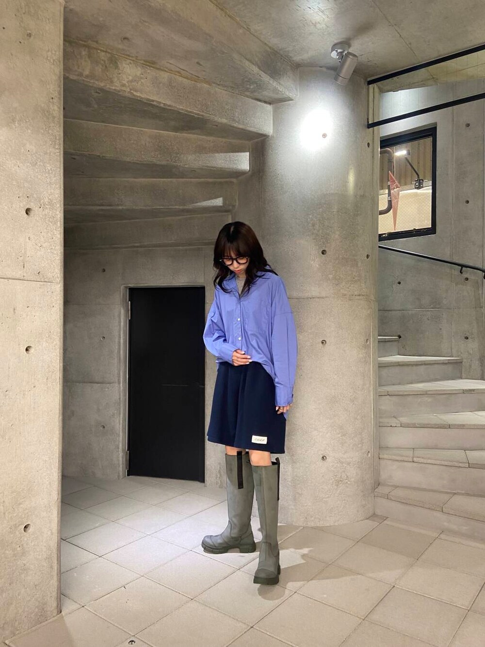 ブルー系のシャツ/ブラウス、ブルー系のTシャツ/カットソー、ブルー系のその他パンツを着用したレディースの秋コーディネートの2枚目の写真