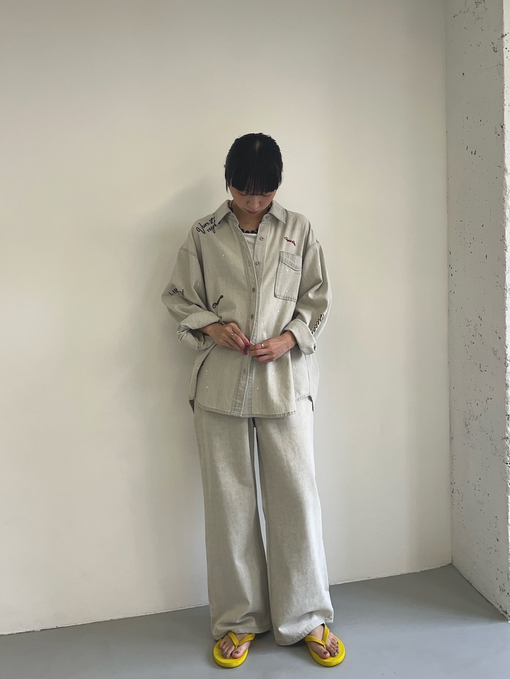 グレー系のその他パンツ、イエロー系のサンダル、グレー系のシャツ/ブラウスを着用したレディースの夏コーディネートの2枚目の写真