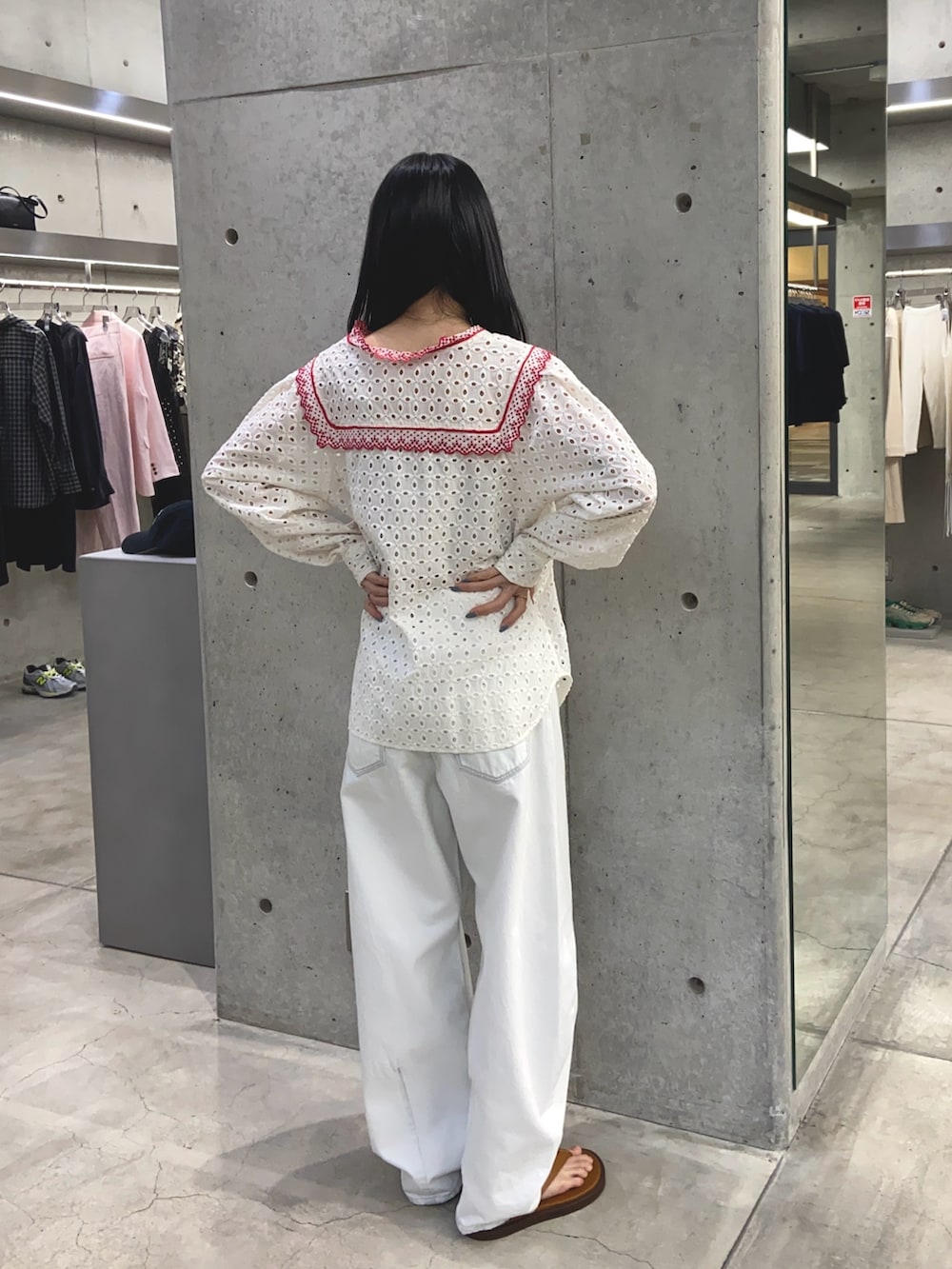 ホワイト系のシャツ/ブラウス、ホワイト系のデニムパンツ、ブラウン系のサンダルを着用したレディースの春コーディネートの2枚目の写真