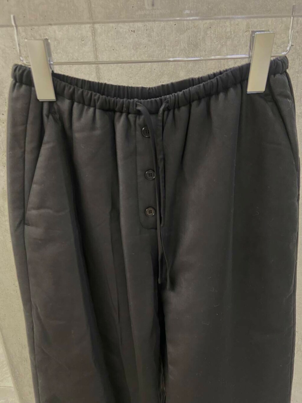 ブラック系のその他パンツ、グレー系のスウェット、グレー系のキャミソールを着用したレディースの秋コーディネートの8枚目の写真