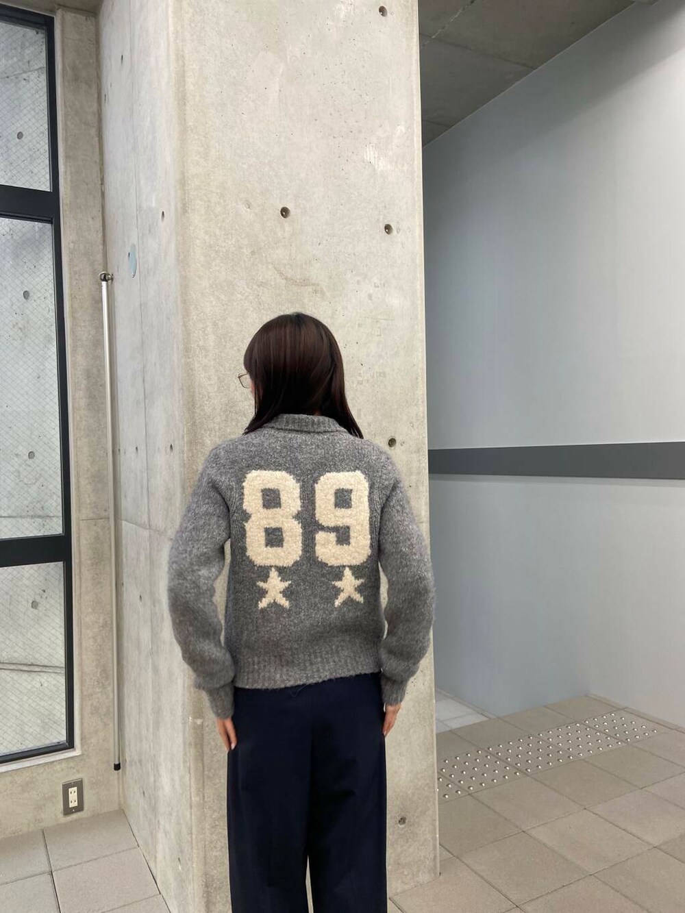 ブルー系のその他パンツ、グレー系のスニーカー、グレー系のニット/セーターを着用したレディースの冬コーディネートの4枚目の写真