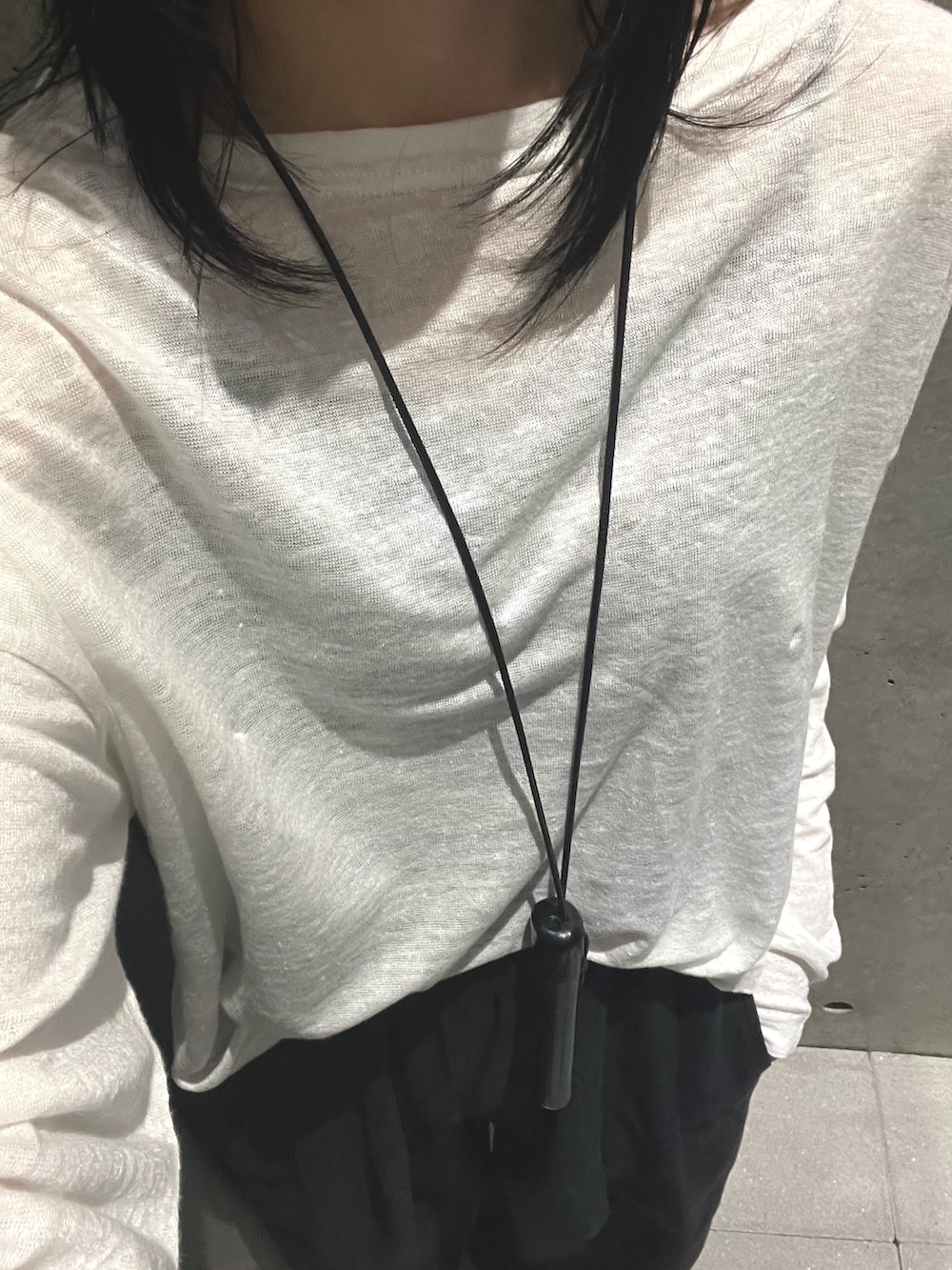 ホワイト系のTシャツ/カットソー、ブラック系のその他パンツを着用したレディースの夏コーディネートの2枚目の写真