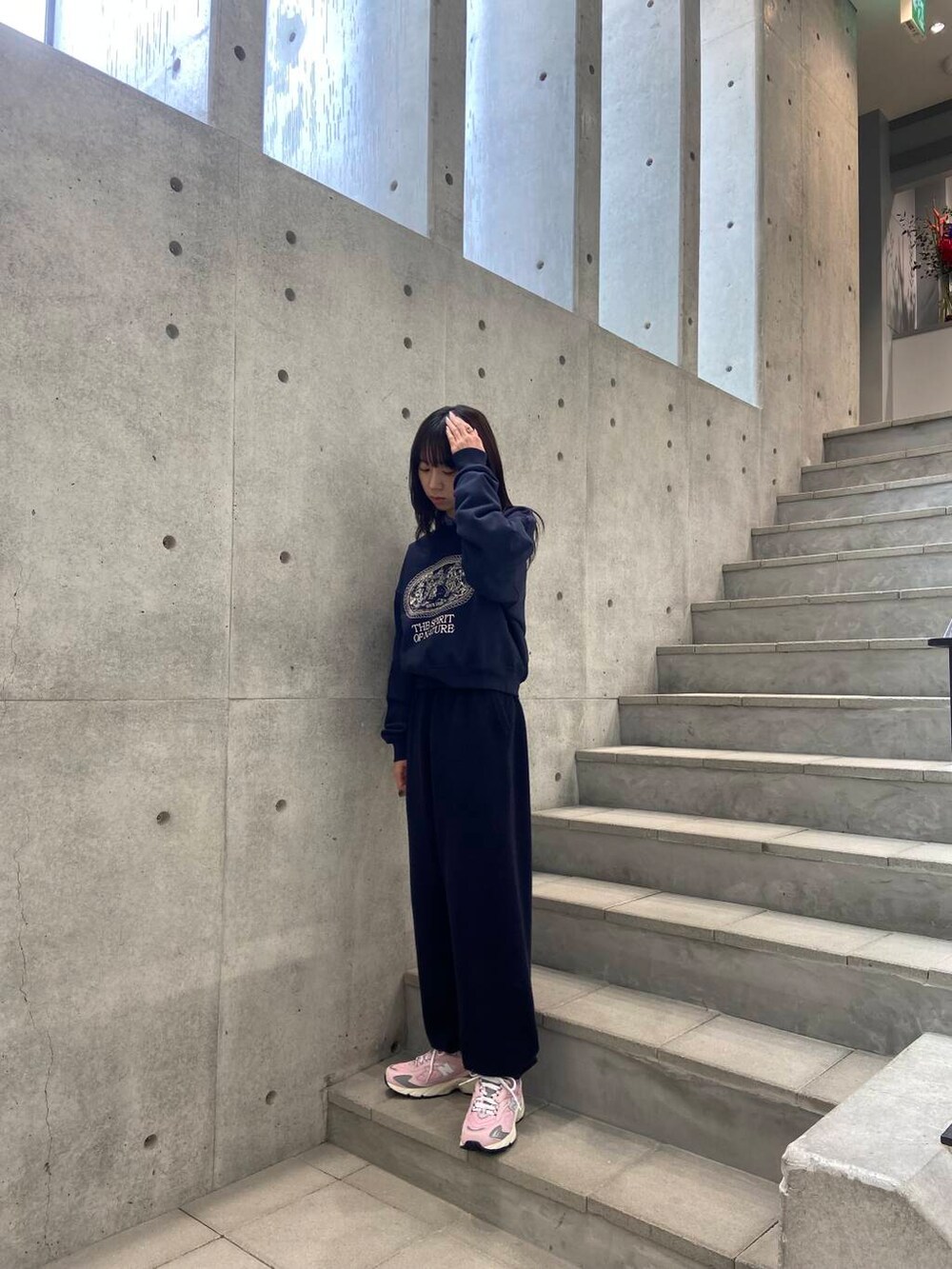 ブルー系のシャツ/ブラウス、ピンク系のスニーカー、ブルー系のスウェットを着用したレディースの冬コーディネートの2枚目の写真