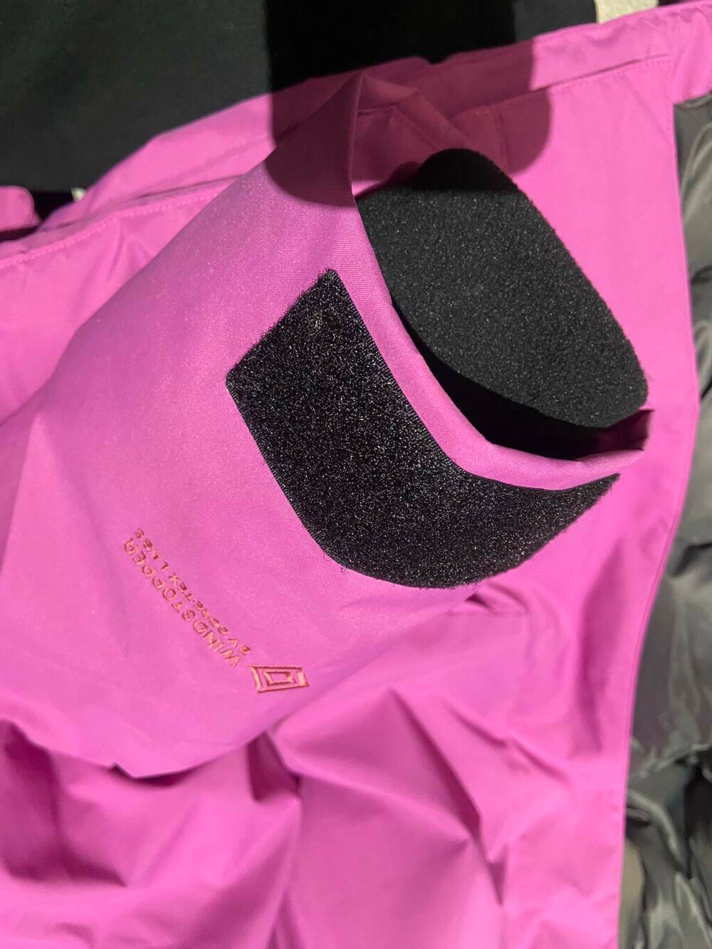 グレー系のサンダル、ピンク系のその他アウター、ブラック系のスウェットパンツを着用したレディースの冬コーディネートの9枚目の写真