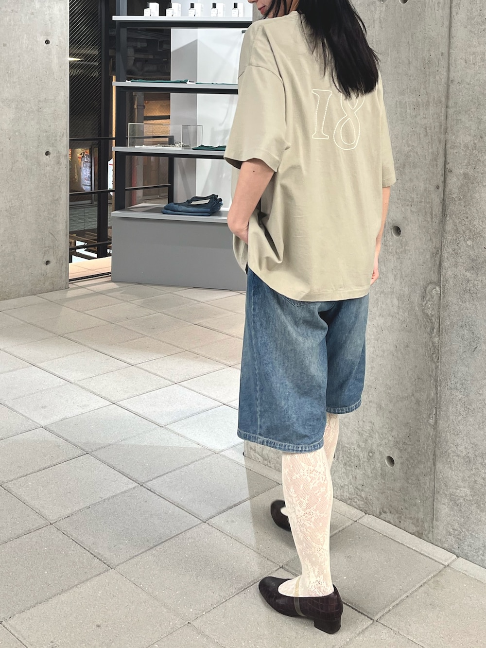 ベージュ系のTシャツ/カットソー、ゴールド系のネクタイ、ホワイト系のタイツ/ストッキングを着用したレディースの夏コーディネートの2枚目の写真