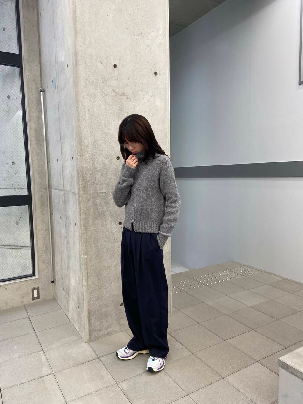 ブルー系のその他パンツ、グレー系のスニーカー、グレー系のニット/セーターを着用したレディースの冬コーディネートの3枚目の写真