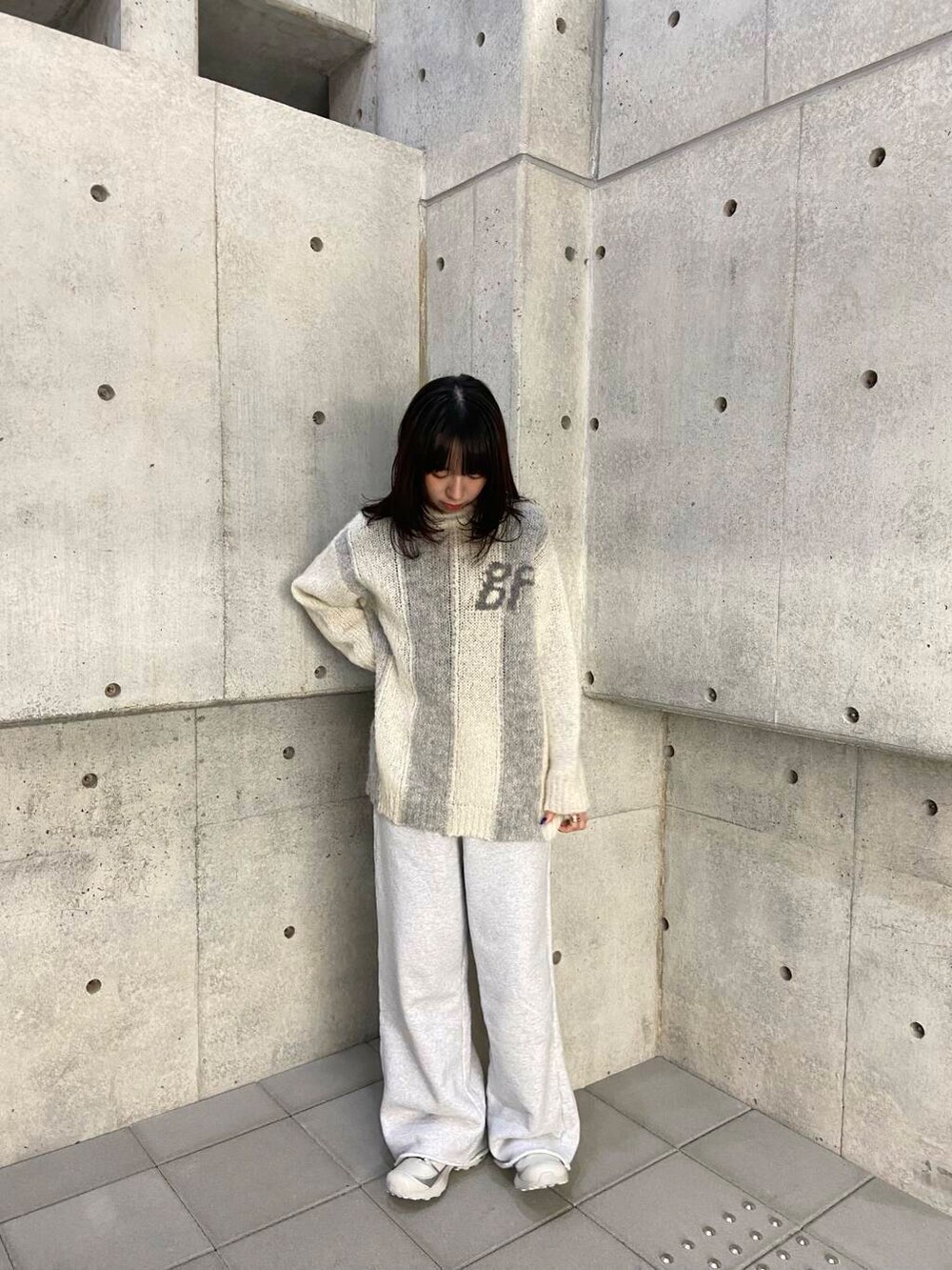 ホワイト系のスニーカーを着用したレディースの冬コーディネートの4枚目の写真