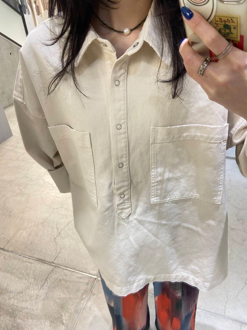 ピンク系のその他パンツ、ホワイト系のシャツ/ブラウス、ブラック系のローファーを着用したレディースの冬コーディネートの5枚目の写真