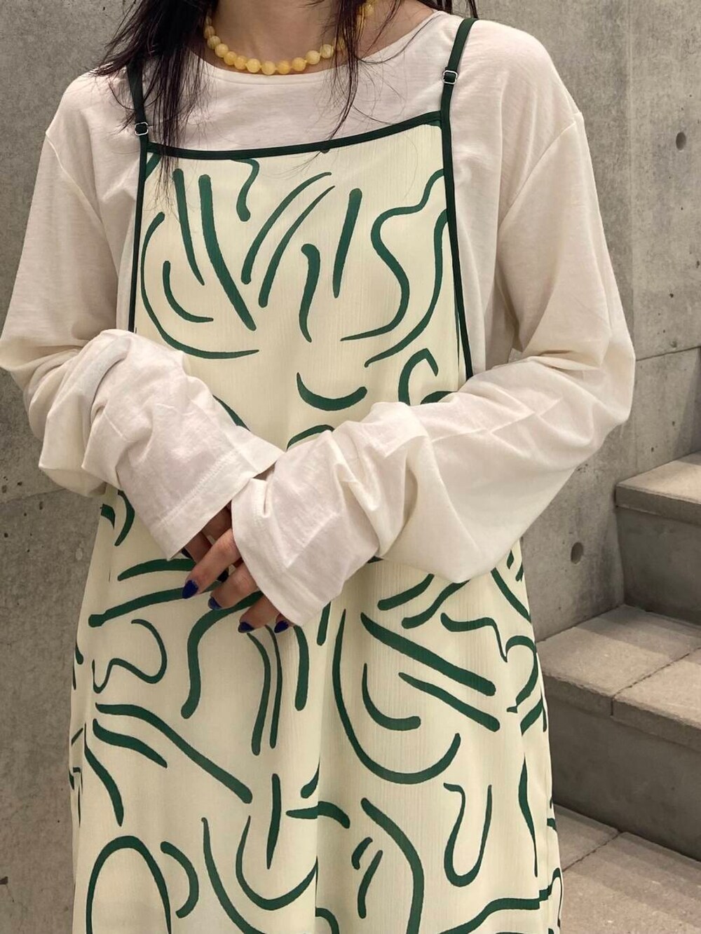 ホワイト系のTシャツ/カットソー、グリーン系のその他パンツ、グリーン系のワンピースを着用したレディースの冬コーディネートの2枚目の写真