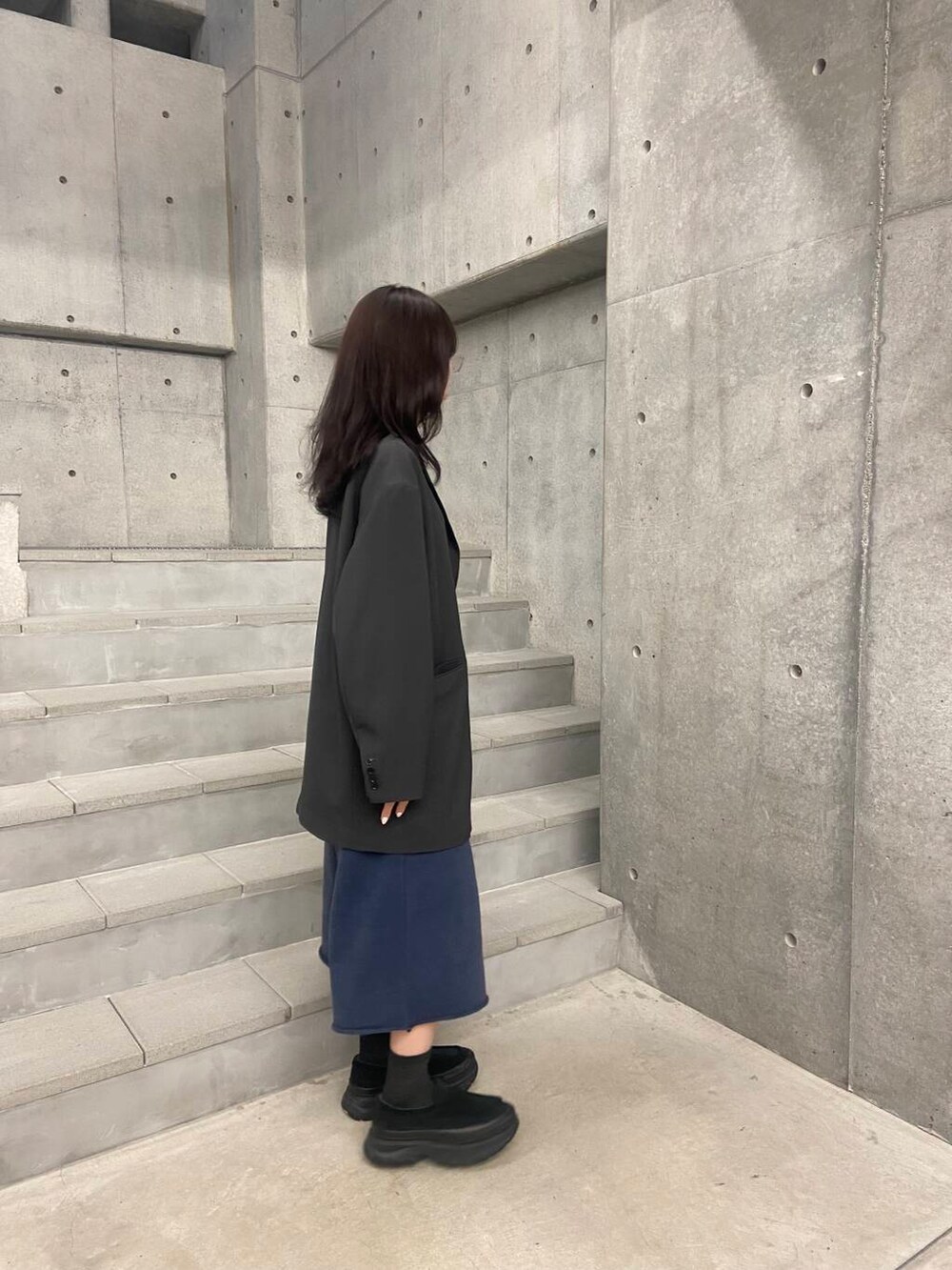 グレー系のその他アウター、ブルー系のその他パンツを着用したレディースの秋コーディネートの2枚目の写真