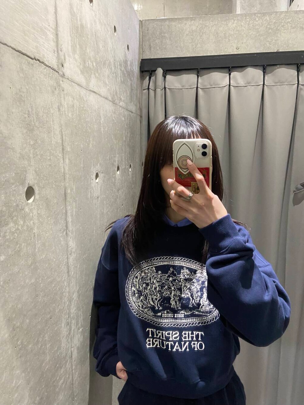 ブルー系のシャツ/ブラウス、ピンク系のスニーカー、ブルー系のスウェットを着用したレディースの冬コーディネートの5枚目の写真