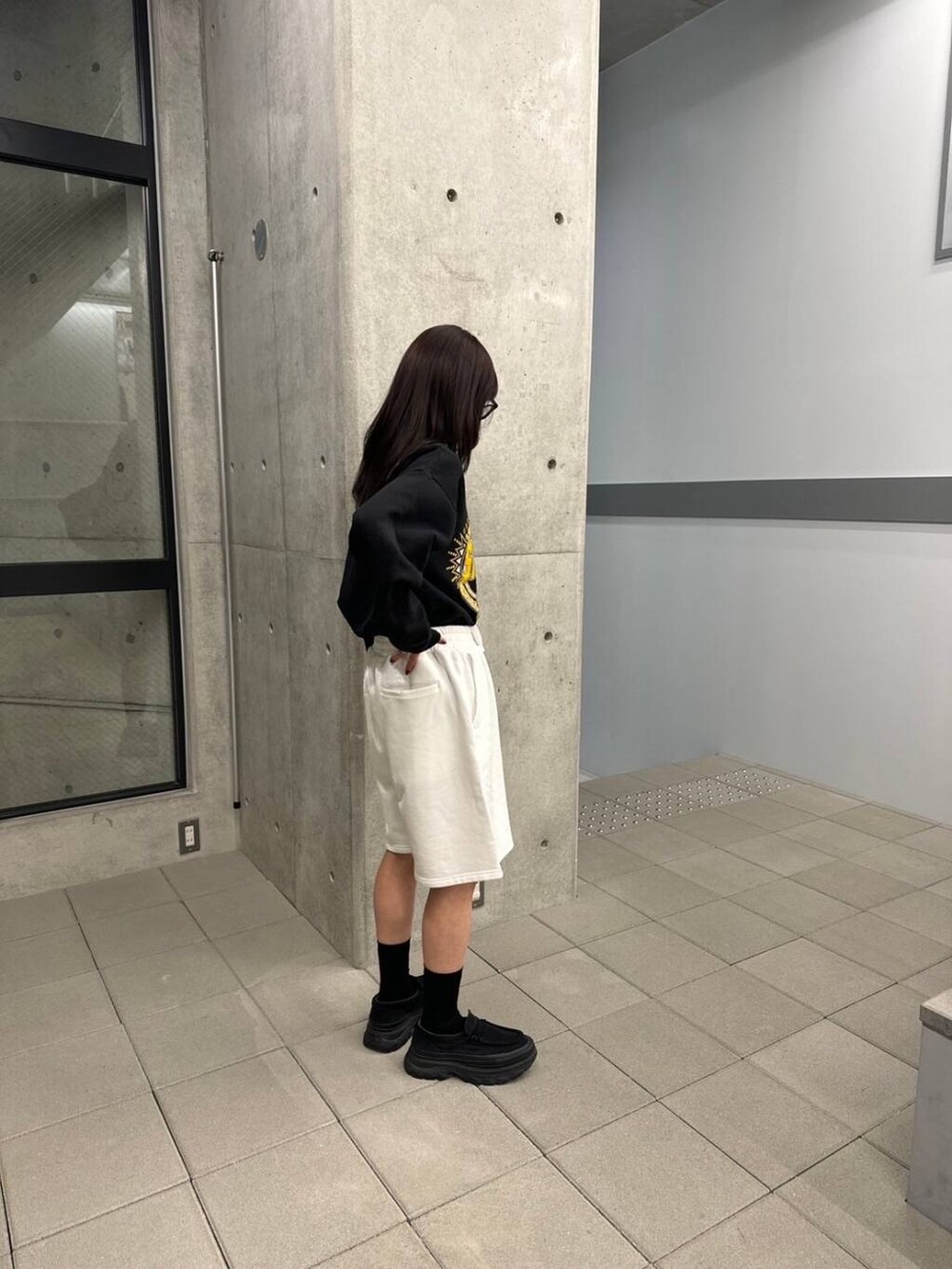 ブラック系のスニーカー、ホワイト系のその他パンツ、ブラック系のメガネを着用したレディースの冬コーディネートの4枚目の写真