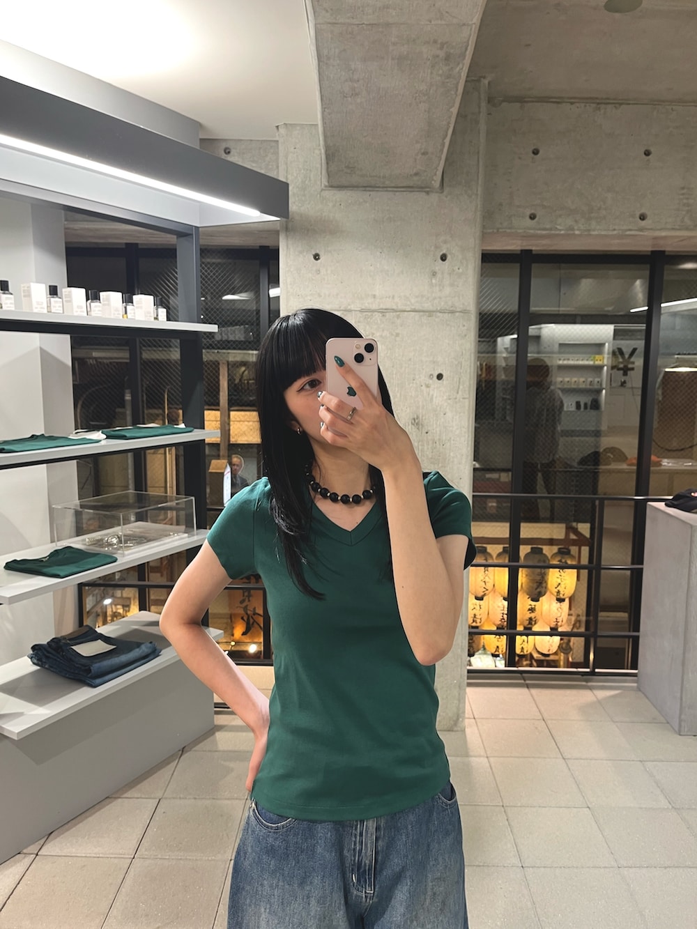 グリーン系のTシャツ/カットソー、ホワイト系のタイツ/ストッキングを着用したレディースの夏コーディネートの3枚目の写真