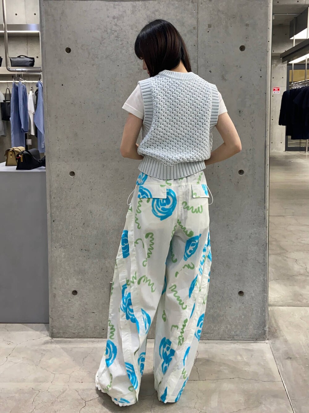 ホワイト系のスニーカーを着用したレディースの春コーディネートの2枚目の写真