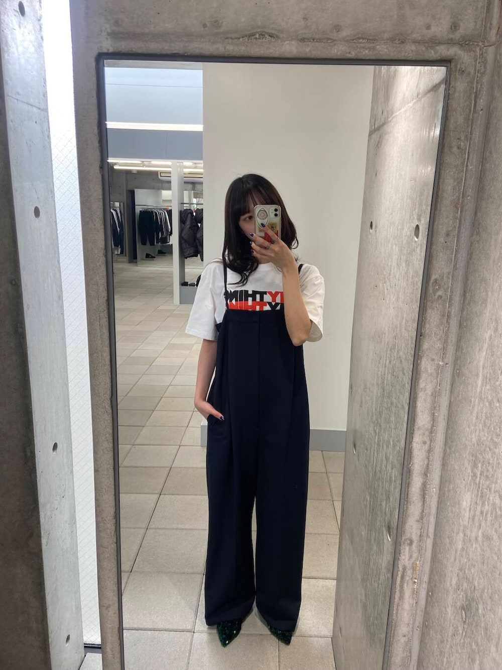 ブルー系のサロペット/オーバーオール、ブルー系のデニムジャケットを着用したレディースの冬コーディネートの5枚目の写真