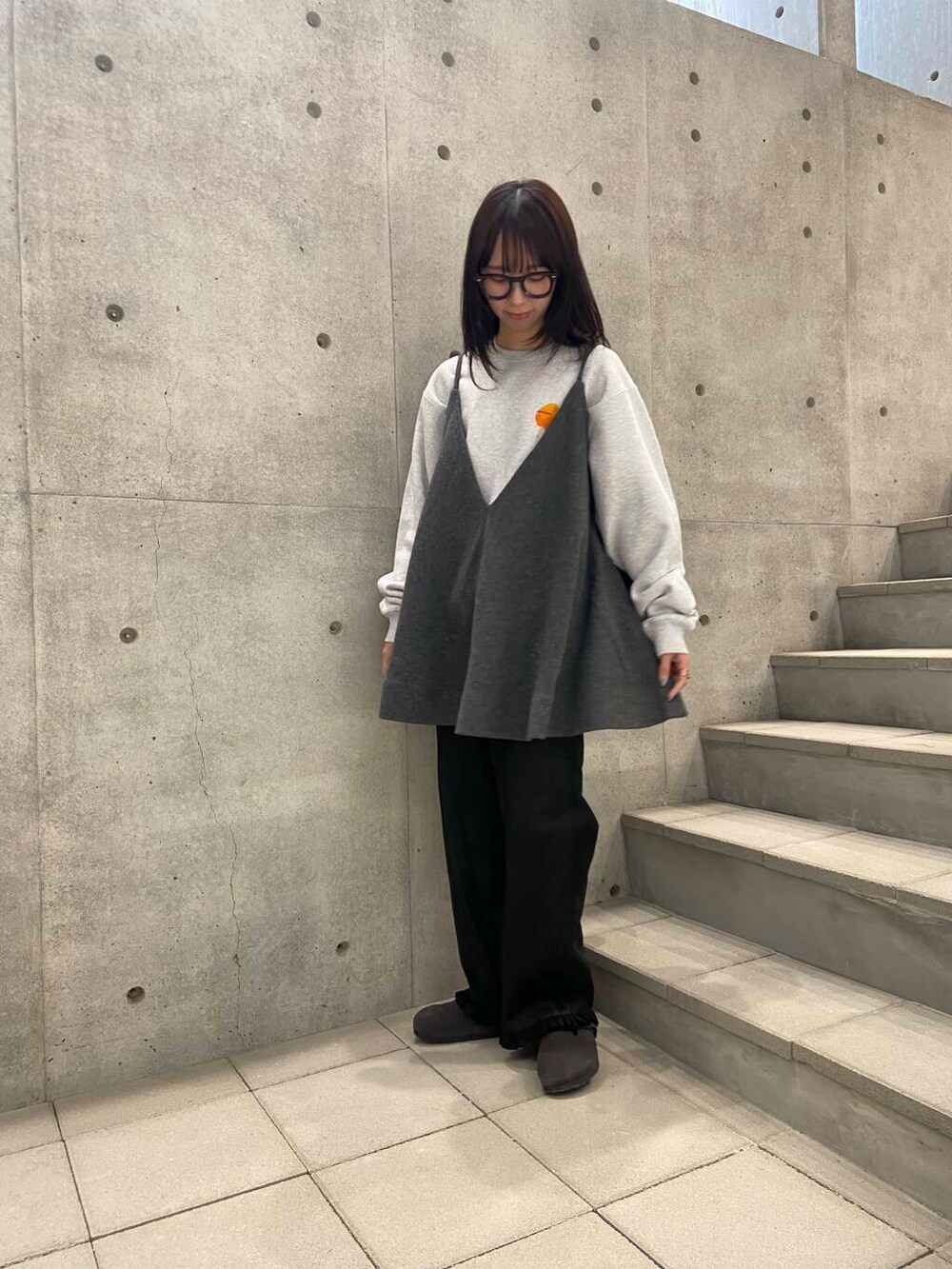 ブラック系のその他パンツ、グレー系のスウェット、グレー系のキャミソールを着用したレディースの秋コーディネートの2枚目の写真