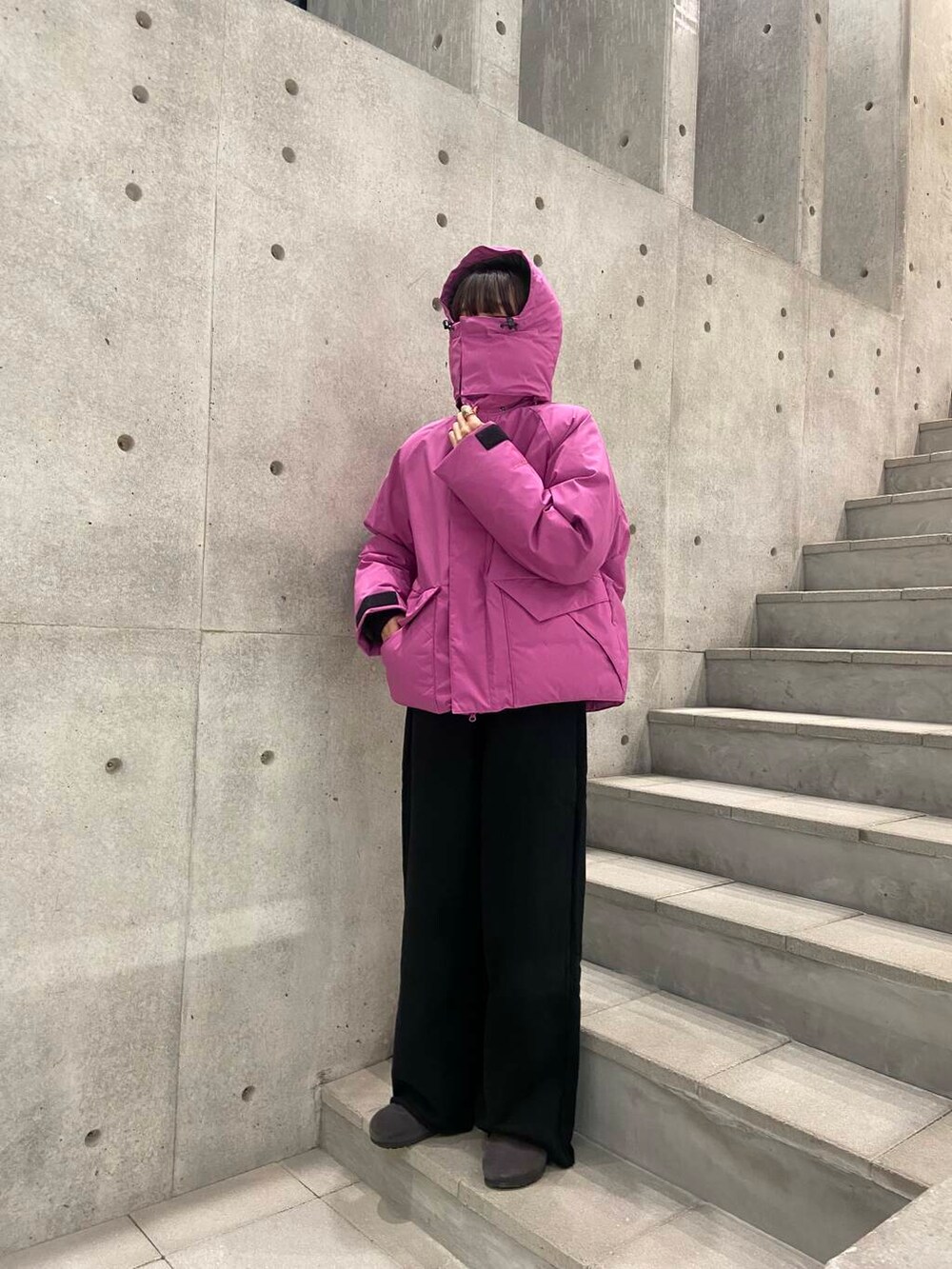 グレー系のサンダル、ピンク系のその他アウター、ブラック系のスウェットパンツを着用したレディースの冬コーディネートの5枚目の写真