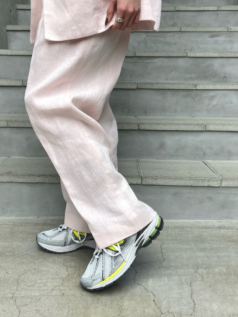 ピンク系のその他アウター、ピンク系のその他パンツ、ピンク系のタンクトップを着用したレディースの春コーディネートの6枚目の写真