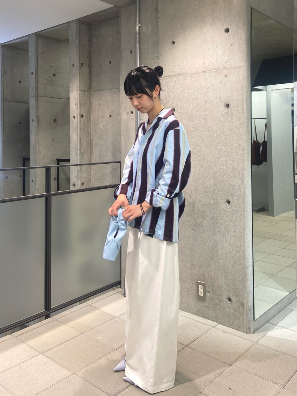 ホワイト系のその他パンツ、ブルー系のハンドバッグ、ブルー系のパンプスを着用したレディースの夏コーディネートの3枚目の写真