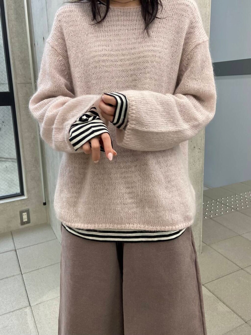 ホワイト系のTシャツ/カットソー、ピンク系のニット/セーター、グレー系のその他パンツを着用したレディースの秋コーディネートの3枚目の写真