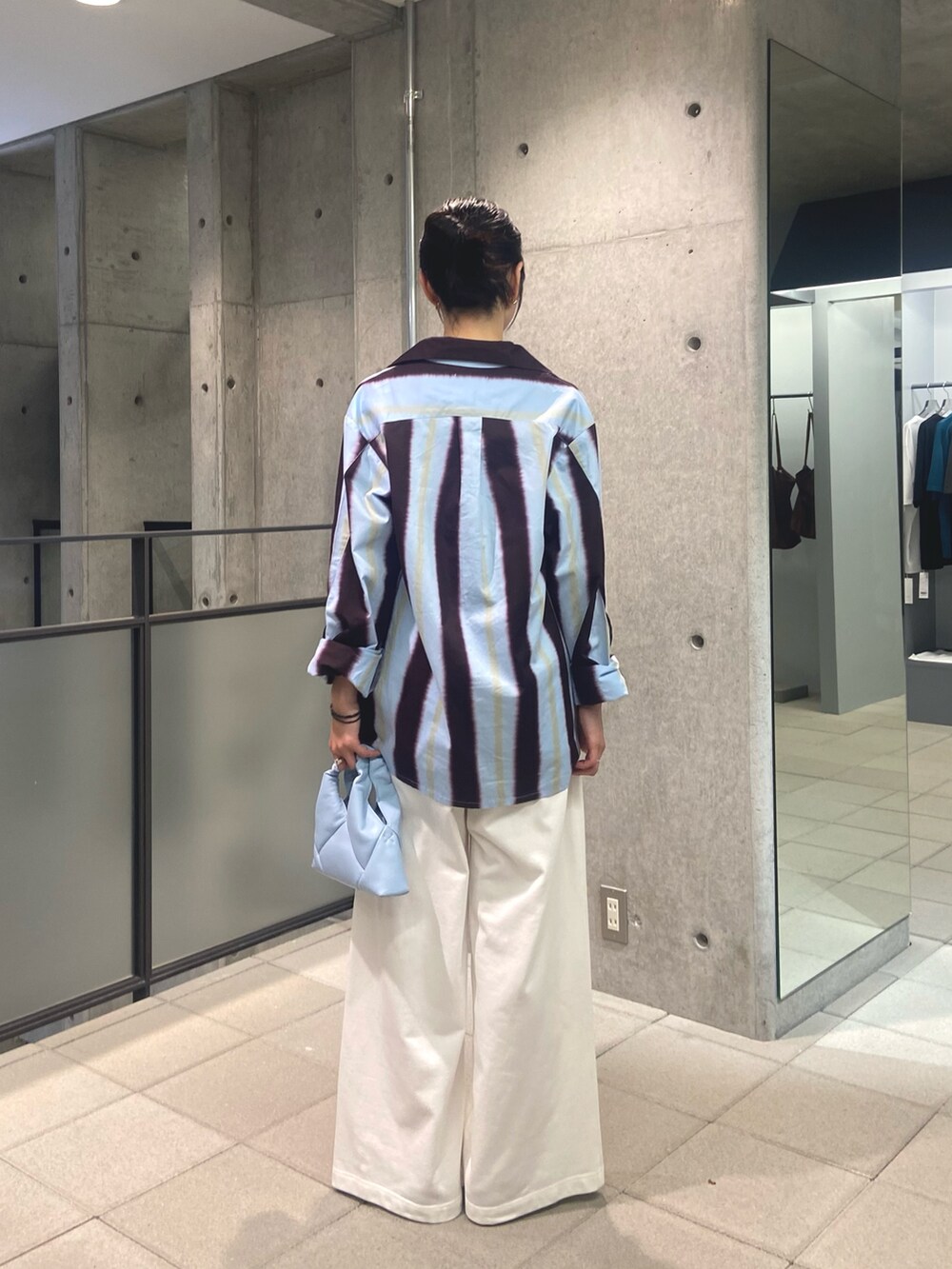ホワイト系のその他パンツ、ブルー系のハンドバッグ、ブルー系のパンプスを着用したレディースの夏コーディネートの4枚目の写真