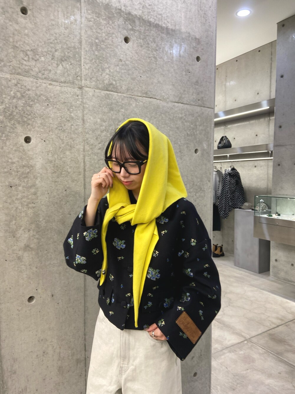 グレー系のデニムパンツ、ブラック系のローファー、ブラック系のテーラードジャケットを着用したレディースの冬コーディネートの5枚目の写真