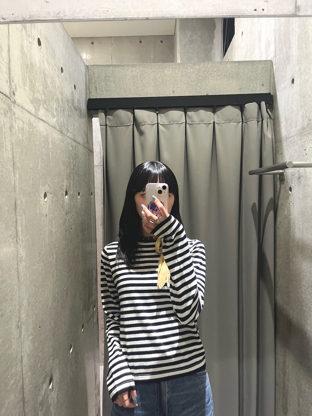 ブラック系のニット/セーターを着用したレディースの秋コーディネートの2枚目の写真