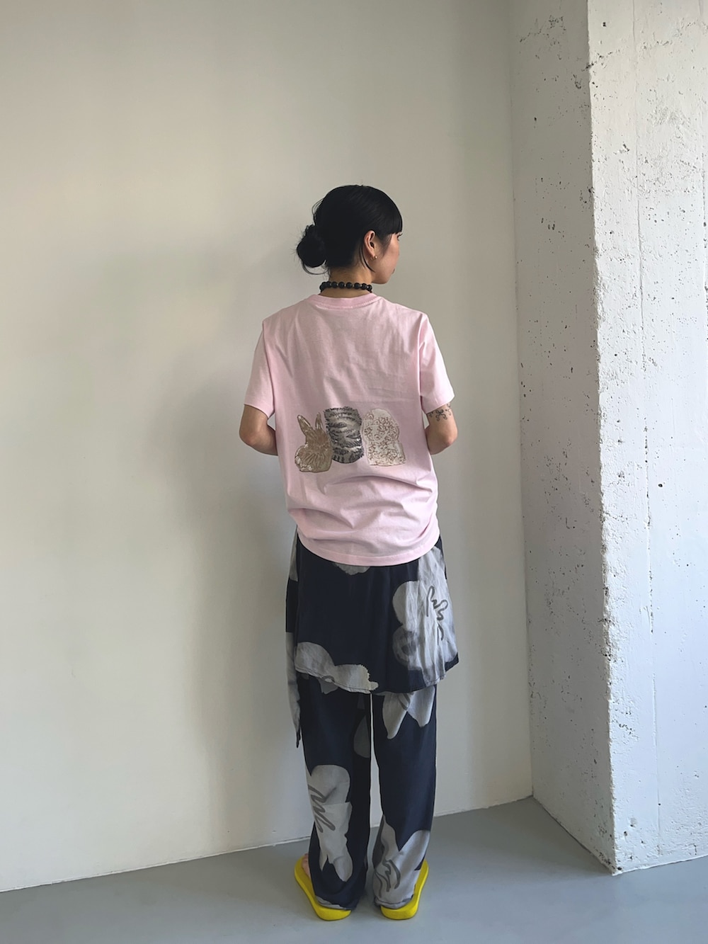 イエロー系のサンダル、ピンク系のTシャツ/カットソーを着用したレディースの夏コーディネートの2枚目の写真